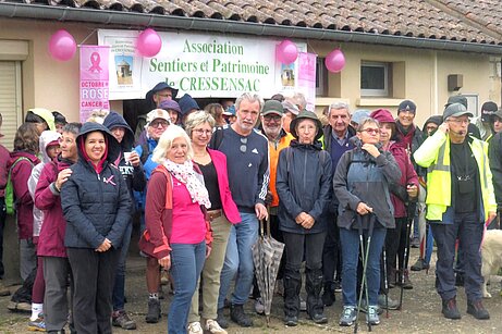 Le groupe de marcheurs pour Octobre Rose au départ devant la salle polyvalente de l''Hôpital St-Jean
