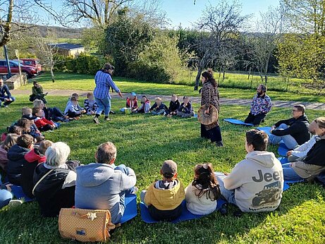 Les participants du spectacle les Inouïes dans le jardin de la Médiathèque