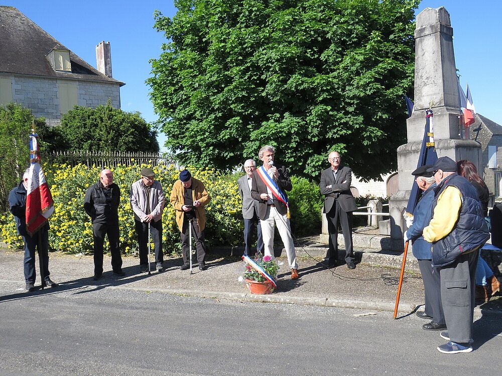 Photo de la commémoration du 08 05 2026 à Cressensac. La municipalité et les anciens combattants