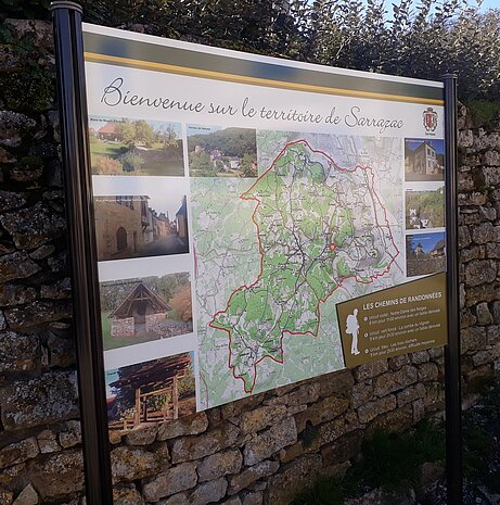 Un des deux grands panneaux d'informations côté carte