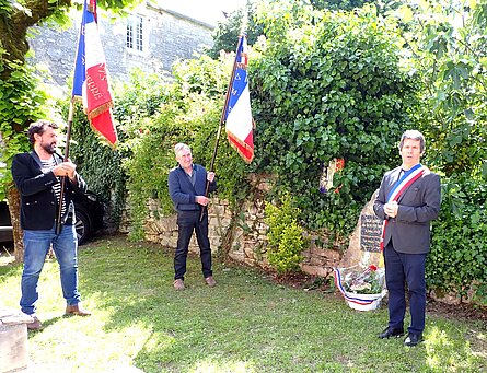 H. Fenni et les deux portes-drapeaux à L'Hôpital St-Jean