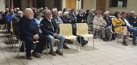 Des habitants à l'écoute du discours de H. Fenni