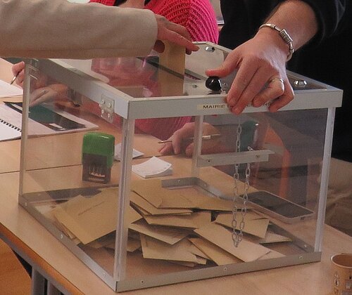 Image d'un vote avec l'urne