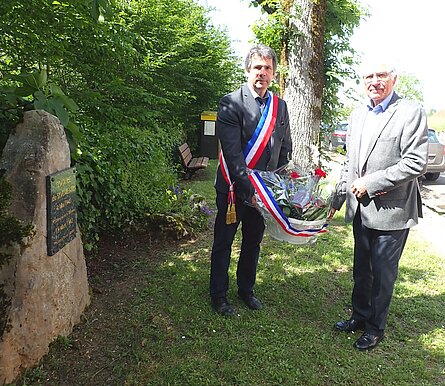 Messieurs Fenni et Rossburger déposent une gerbe au Square du Souvenir