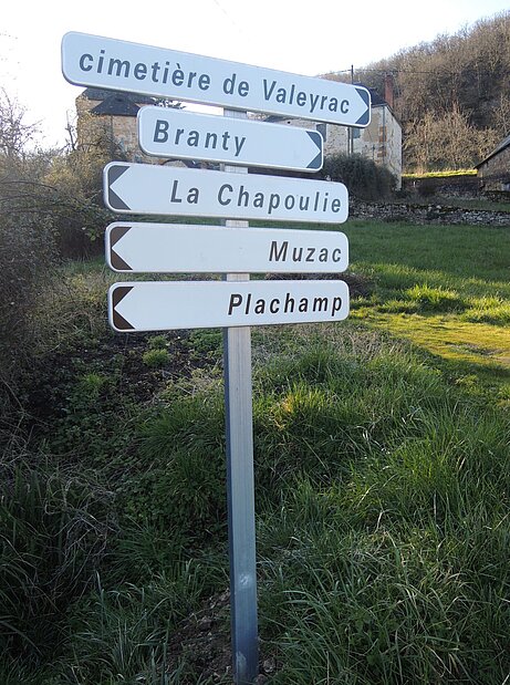 Panneaux d'indication de lieux-dits et un des 4 cimetières communaux