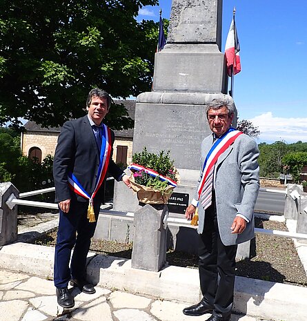 Messieurs Fenni et Jauberthie déposent une gerbe au Monument aux Morts de Cressensac