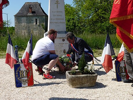 Dépôt de gerbe à la stèle des résistants