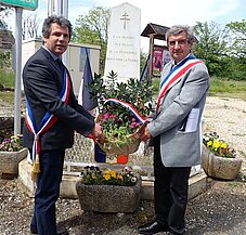 Messieurs Fenni et Jauberthie déposent une gerbe au Monument de la Résistance de Cressensac