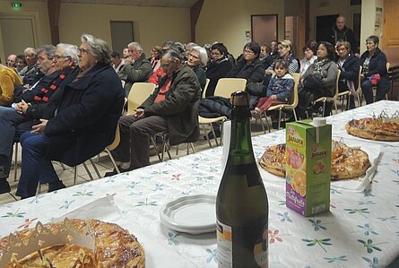 Avant de déguster la galette un peu d'attention lors des propos du Maire
