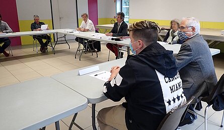 Ancien et nouvelle élue côte à côte dans le respect des règles sanitaires