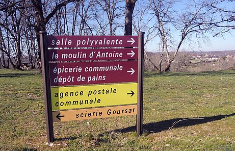 Bi-mât avec indication de lieux publics et un artisan