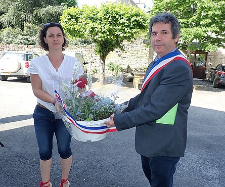 M. le Maire et Mme Chaumeil dépose une gerbe à Sarrazac