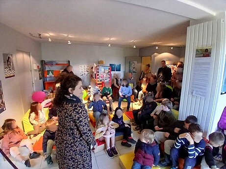 Les enfants durant le spectacle les Inouïes