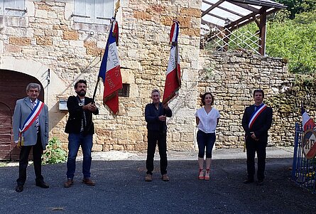 Les participants à la commémoration sur la place H. Taillardat